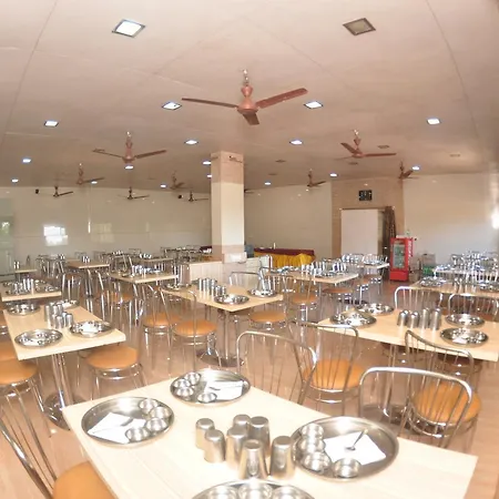 Hotel Gujarat Bhavan 3*